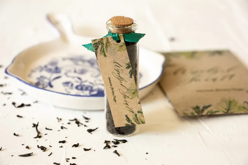 Buteleczki z herbatą jako firmowy upominek. Przywieszka z logo firmy oraz dowolną treścią i grafiką - Model H12 Buteleczki z herbatą jako firmowy upominek. Przywieszka z logo firmy oraz dowolną treścią i grafiką - Model H12