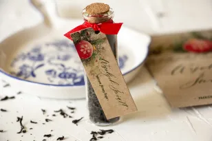 Buteleczki z herbatą jako firmowy upominek. Przywieszka z logo firmy oraz dowolną treścią i grafiką - Model H13