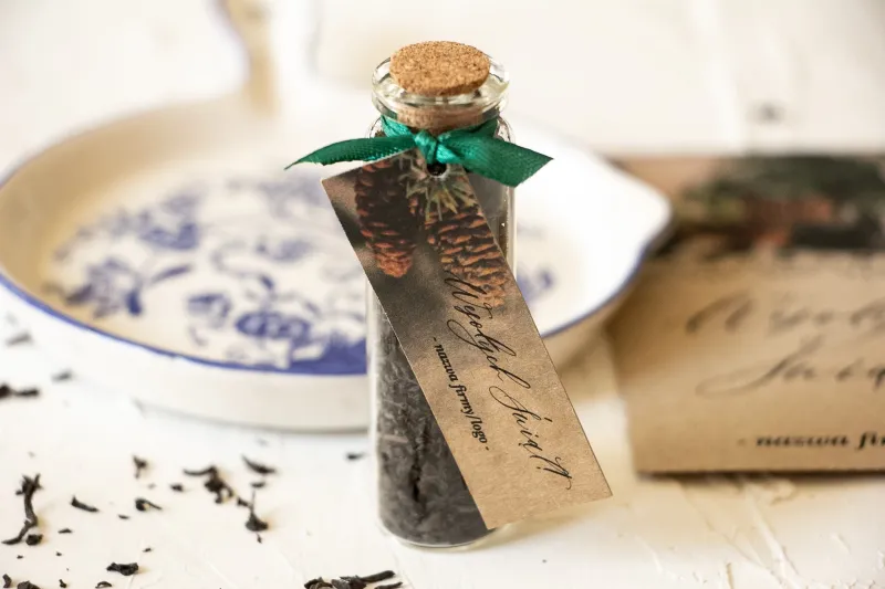 Buteleczki z herbatą jako firmowy upominek. Przywieszka z logo firmy oraz dowolną treścią i grafiką - Model H14