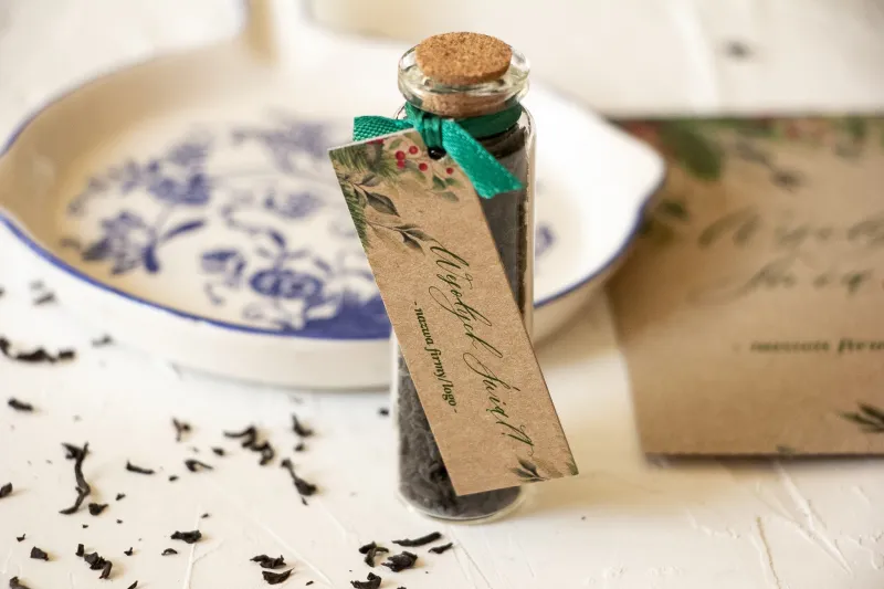 Buteleczki z herbatą jako firmowy upominek. Przywieszka z logo firmy oraz dowolną treścią i grafiką - Model H15 Buteleczki z herbatą jako firmowy upominek. Przywieszka z logo firmy oraz dowolną treścią i grafiką - Model H15