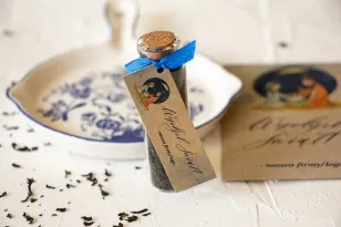 Buteleczki z herbatą jako firmowy upominek. Przywieszka z logo firmy oraz dowolną treścią i grafiką - Model H16