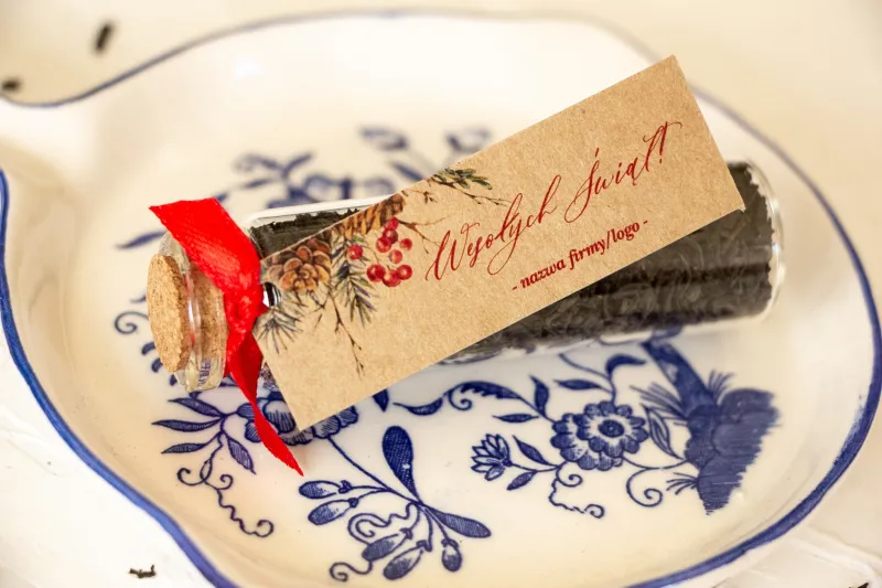 Buteleczki z herbatą jako firmowy upominek. Przywieszka z logo firmy oraz dowolną treścią i grafiką - Model H18 Buteleczki z herbatą jako firmowy upominek. Przywieszka z logo firmy oraz dowolną treścią i grafiką - Model H18